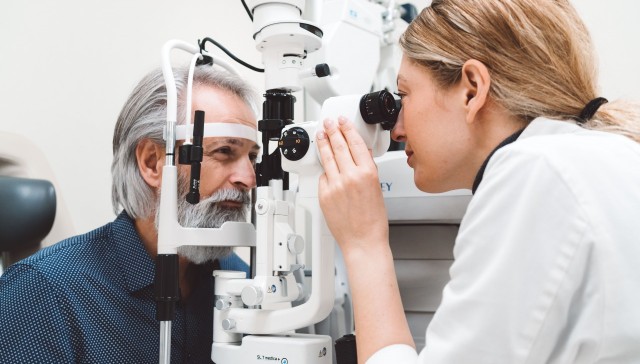Na prvi okulistični pregled za kontaktne leče k oftalmologu