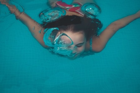 Plavanje pod vodo s kontaktnimi lečami