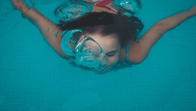 Plavanje pod vodo s kontaktnimi lečami