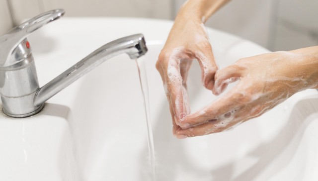 Pomembno: umijte svoje roke pred rokovanjem z lečami